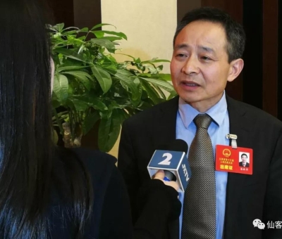 兩會上提了什么？這位人大代表再成各路媒體追逐焦點(diǎn)！